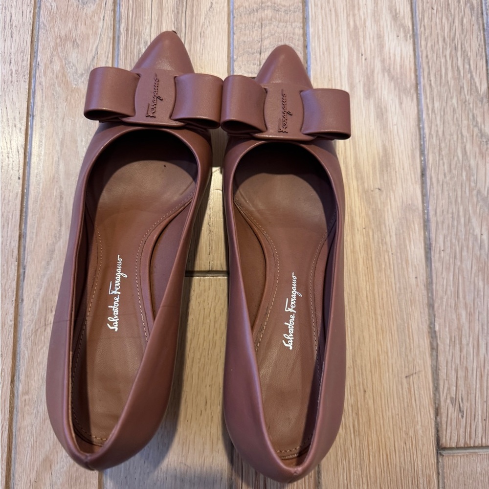 Ferragamo pump size 8